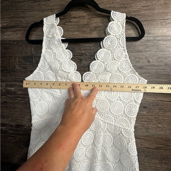 Minuet White Sheath Lace V-Neck Mini Dress - Picture 4 of 9